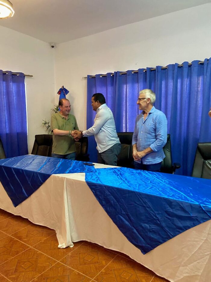 En el día de hoy tenemos el honor de recibir en nuestro municipio de Paraíso a la delegación de España, México y Cuba, participantes del programa Ventana Adelante 2. Este encuentro representa una valiosa oportunidad para intercambiar ideas y experiencias, así como para fortalecer la colaboración entre nuestros países.

Estamos entusiasmados por la posibilidad de compartir nuestras iniciativas locales y aprender de las prácticas exitosas de cada delegación. Creemos que este tipo de interacción enriquecerá nuestro desarrollo comunitario y fortalecerá los lazos culturales y profesionales entre nuestras naciones.

Agradecemos a la Federación Nacional de Municios (FEDOMU) por la oportunidad de participar en tan importante iniciativa de desarrollo económico Social. #alcaldiaparaíso